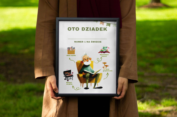 Free Frame in Women Hand Mockups.png